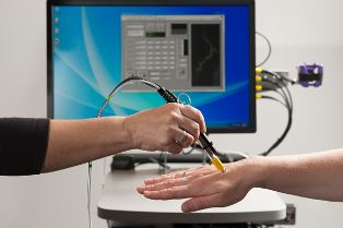 A pen-sized microscope focuses a low-power laser light on a 
blood vessel just below the patient's skin to register dyed 
cancer cells.